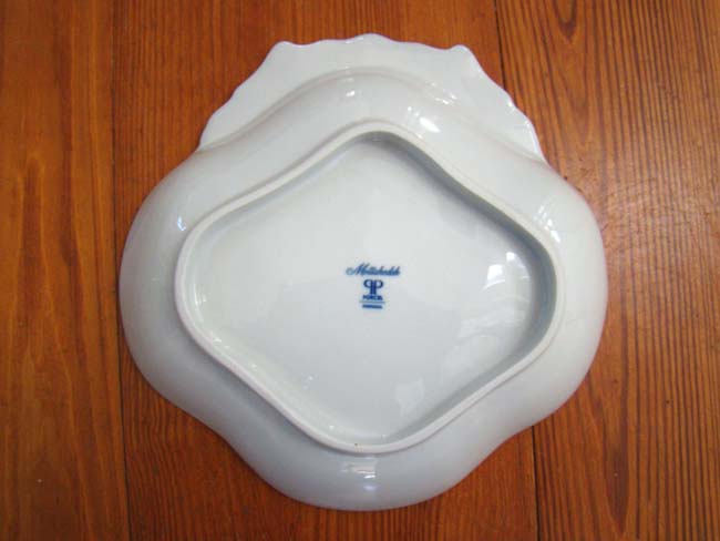A beautiful Chinese Export 'style' shell bowl with spread wing eagle motif by Mottahedeh — image 2